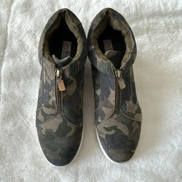 Blondo Green Camo Waterproof Glenda Hidden Heel Front Zip Sneaker boot Sz 10 - Picture 2 of 9